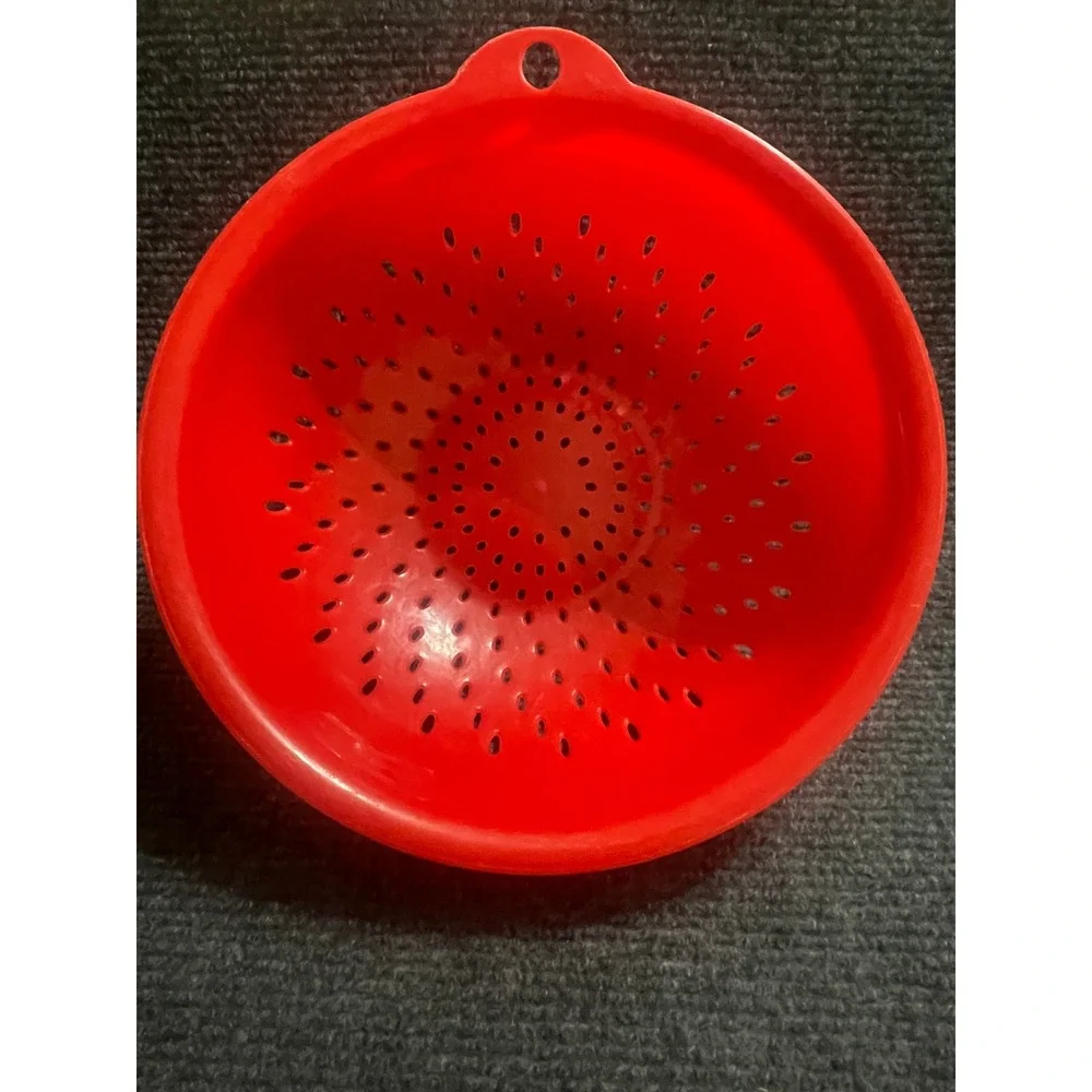 Betty Crocker Red Plastic Colander Strainer Round Kitchen Food Prep 7.5 Inch